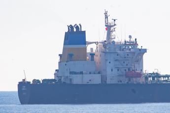 La petroliera Deyna, sospettata di far parte della 'flotta ombra' che la Russia usa per esportare il suo petrolio.  - Fotogramma/Ipa