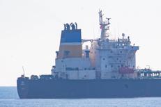 La petroliera Deyna, sospettata di far parte della 'flotta ombra' che la Russia usa per esportare il suo petrolio.  - Fotogramma/Ipa