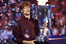 Jannik Sinner con il trofeo delle Atp Finals - Ipa/Fotogramma 
