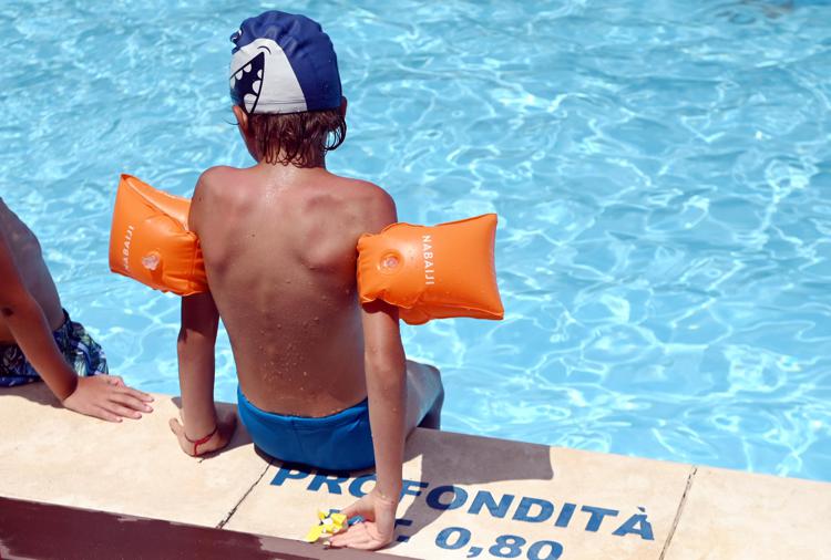 Un bamino in piscina - (Ipa)