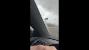 Tornado in Francia, la furia devastatrice filmata da un automobilista