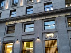 La sede milanese di Bnp Paribas, una delle pochissime banche Ue nella top ten mondiale - Foto Adnkronos
