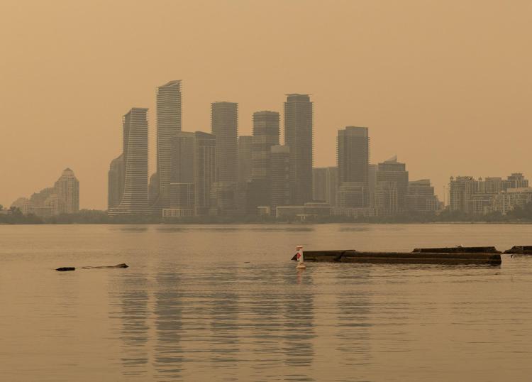 Toronto soffocata dal fumo degli incendi in Ontario - Ipa