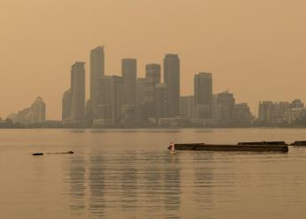 Toronto soffocata dal fumo degli incendi in Ontario - Ipa