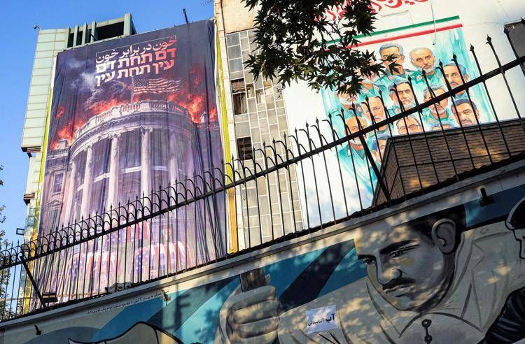 Murales anti Usa a TeheranStretto di Hormuz - (Afp)