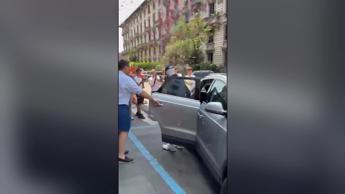 Crans Montana, la festa per il ritorno a casa del 16enne Leonardo Bove dopo sei mesi - Video