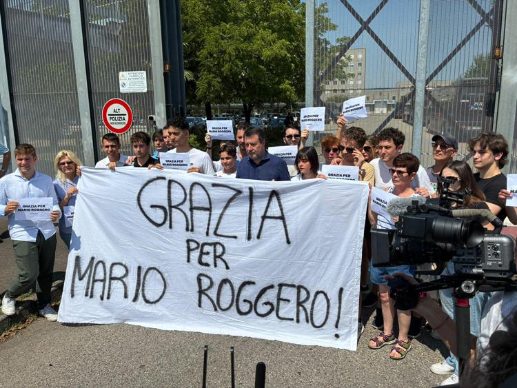 Salvini al presidio per Roggero davanti al carcere di Bollate - Adnkronos