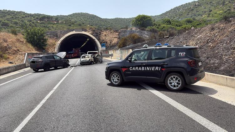 Scontro con due auto in fiamme nel Cagliaritano, un morto e nove feriti