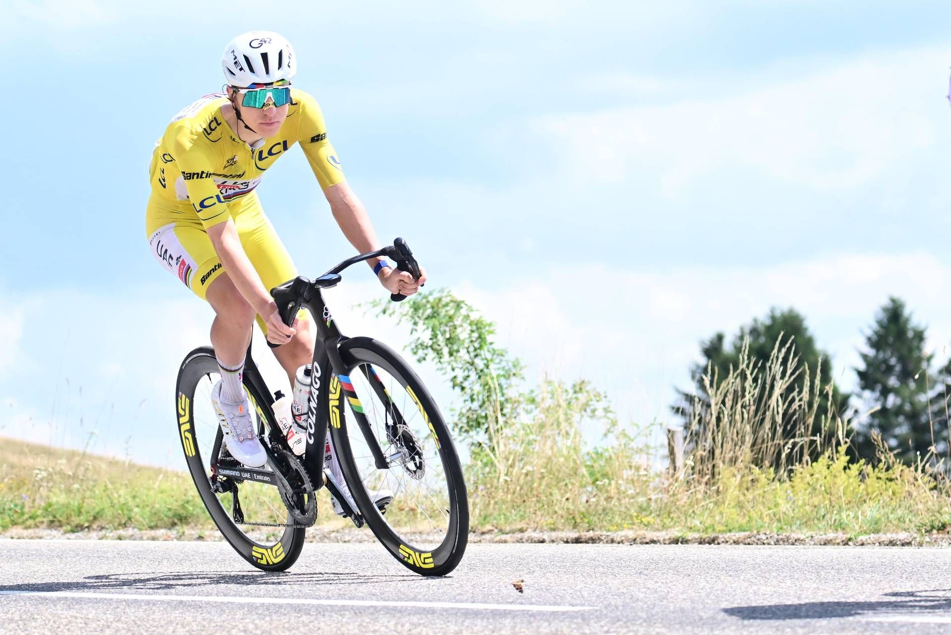 Ciclista sloveno in maglia gialla affronta salita montana davanti a rivali distaccati
