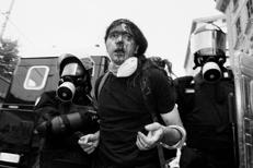 Manifestante al G8 di Genova nel 2001 - Fotogramma