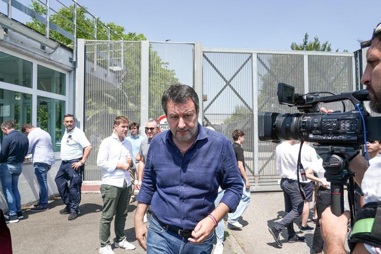 Matteo Salvini davanti al carcere di Bollate - Ipa