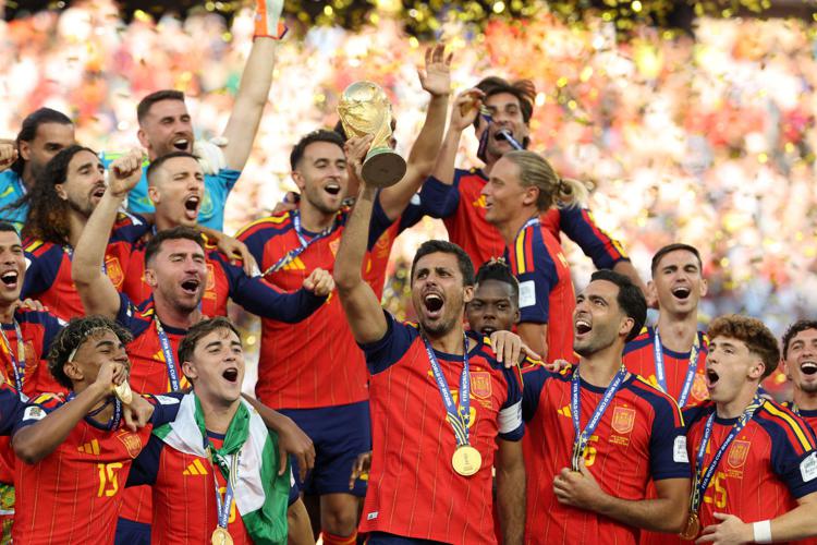 La Spagna alza la coppa - Afp