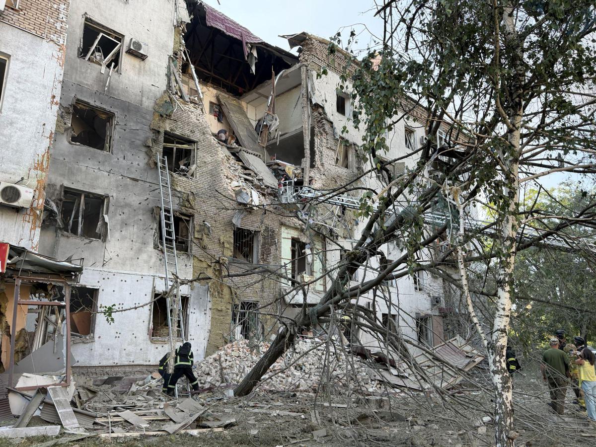 Attacco russo a Zaporizhzhia: morti e decine di feriti, Kiev colpisce deposito petrolio