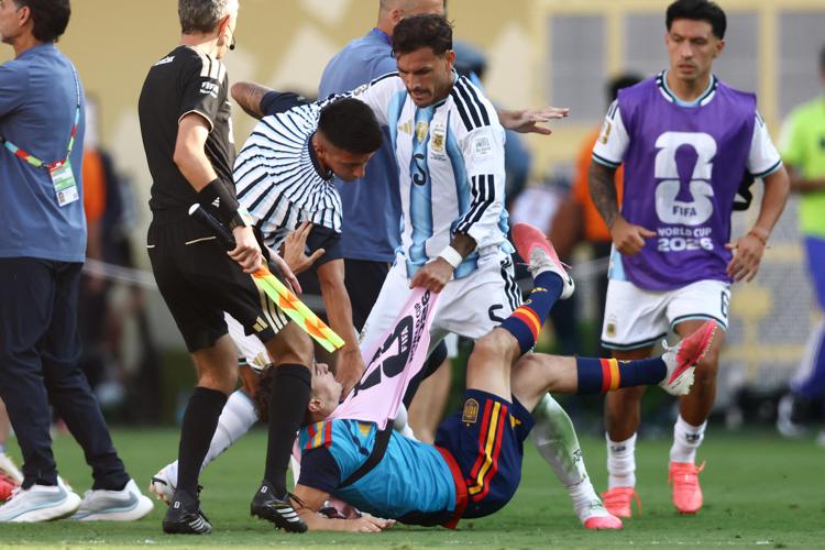 La rissa di Leandro Paredes - Afp