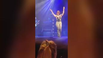 Paura per Noemi, la cantante cade dal palco e il concerto viene interrotto - Video