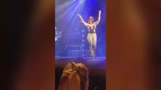 Paura per Noemi, la cantante cade dal palco e il concerto viene interrotto - Video