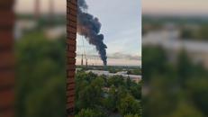Attacco ucraino contro depositi di petrolio, colonne di fumo nella regione di Mosca - Video