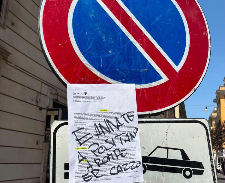 Gli insulti comparsi sui cartelli di divieto di sosta  - Adnkronos