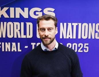 Claudio Marchisio durante una conferenza stampa con microfoni e telecamere in primo piano