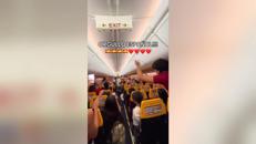 Scoprono in aereo la vittoria della Spagna ai Mondiali, la festa dopo l'annuncio del pilota - Video