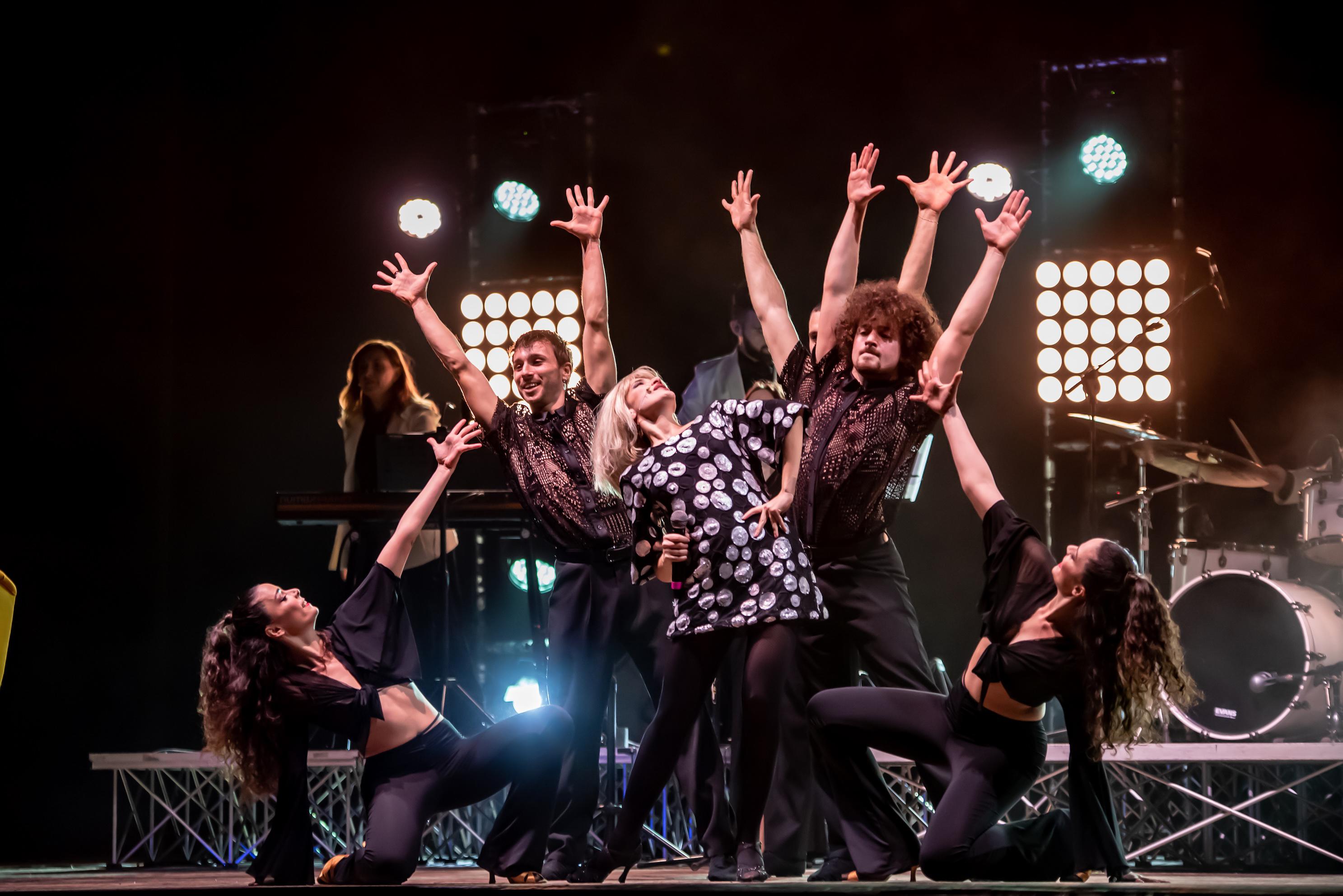 'Raffaella! Sognando la Carrà', in tour nei teatri lo spettacolo dedicato alla diva italiana