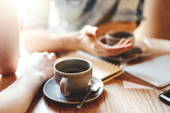 Salute, cardiologi Usa: “Con massimo 5 tazze al giorno di caffè caffeinato sicurezza e possibili benefici”