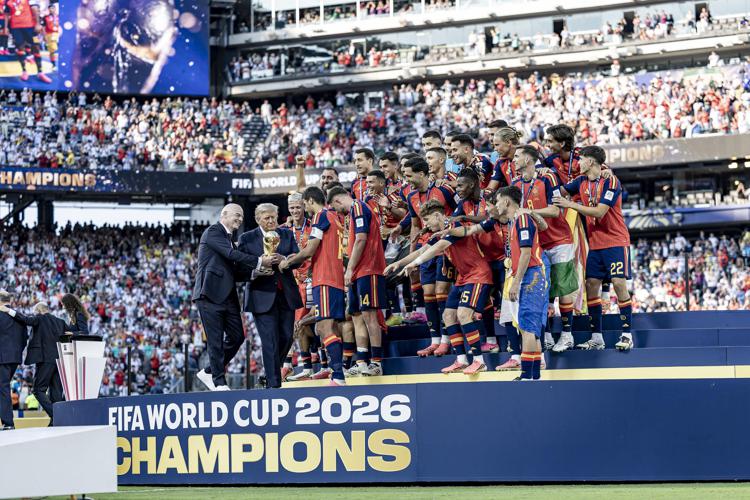 Donald Trump consegna la Coppa del Mondo a Rodri - Ipa/Fotogramma