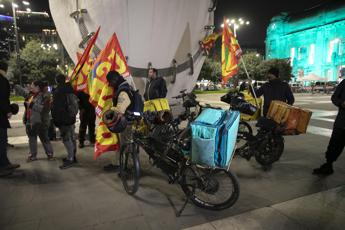 Oltre 42mila rider senza contratto, così l'emergenza caldo diventa ricatto lavorativo