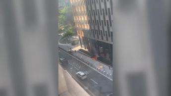 Paura a New York, ordigno incendiario davanti alla sede dell'Fbi: arrestato un uomo - Video