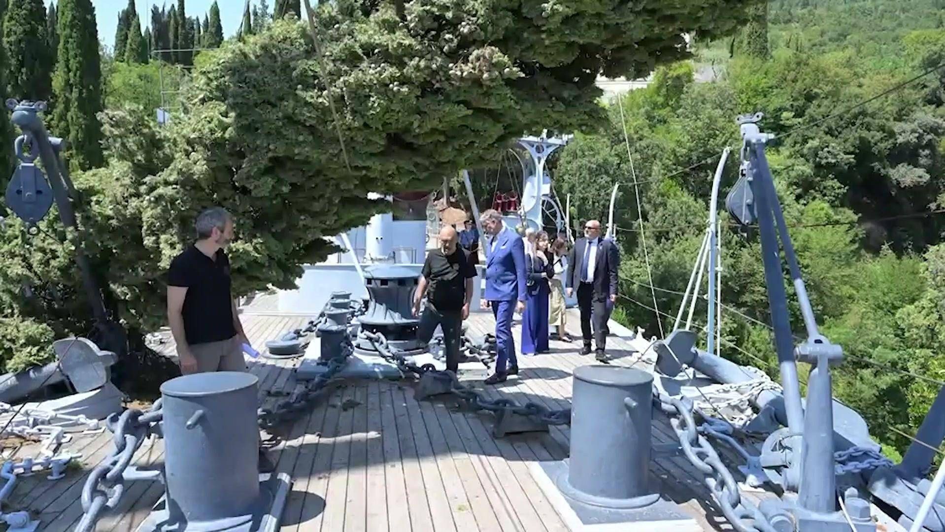 D'Annunzio, kötü hava koşulları Vittoriale'deki Nave Puglia'nın ana direğini kırıyor