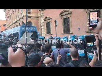 Bologna in piazza per Fakir, scontri manifestanti-agenti e idranti sulla folla - Video