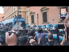 Bologna in piazza per Fakir, scontri manifestanti-agenti e idranti sulla folla - Video