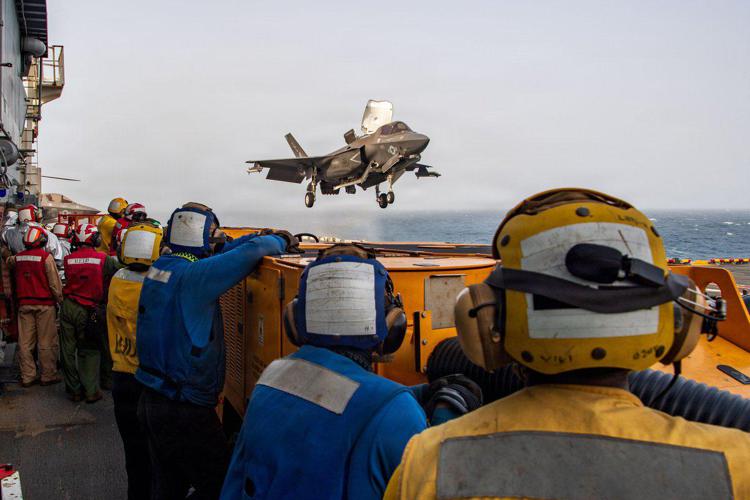 Jet Usa in decollo dalla nave d'assalto anfibia USS Boxer in Medio Oriente - Centcom /X