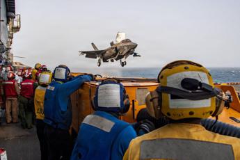 Jet Usa in decollo dalla nave d'assalto anfibia USS Boxer in Medio Oriente - Centcom /X