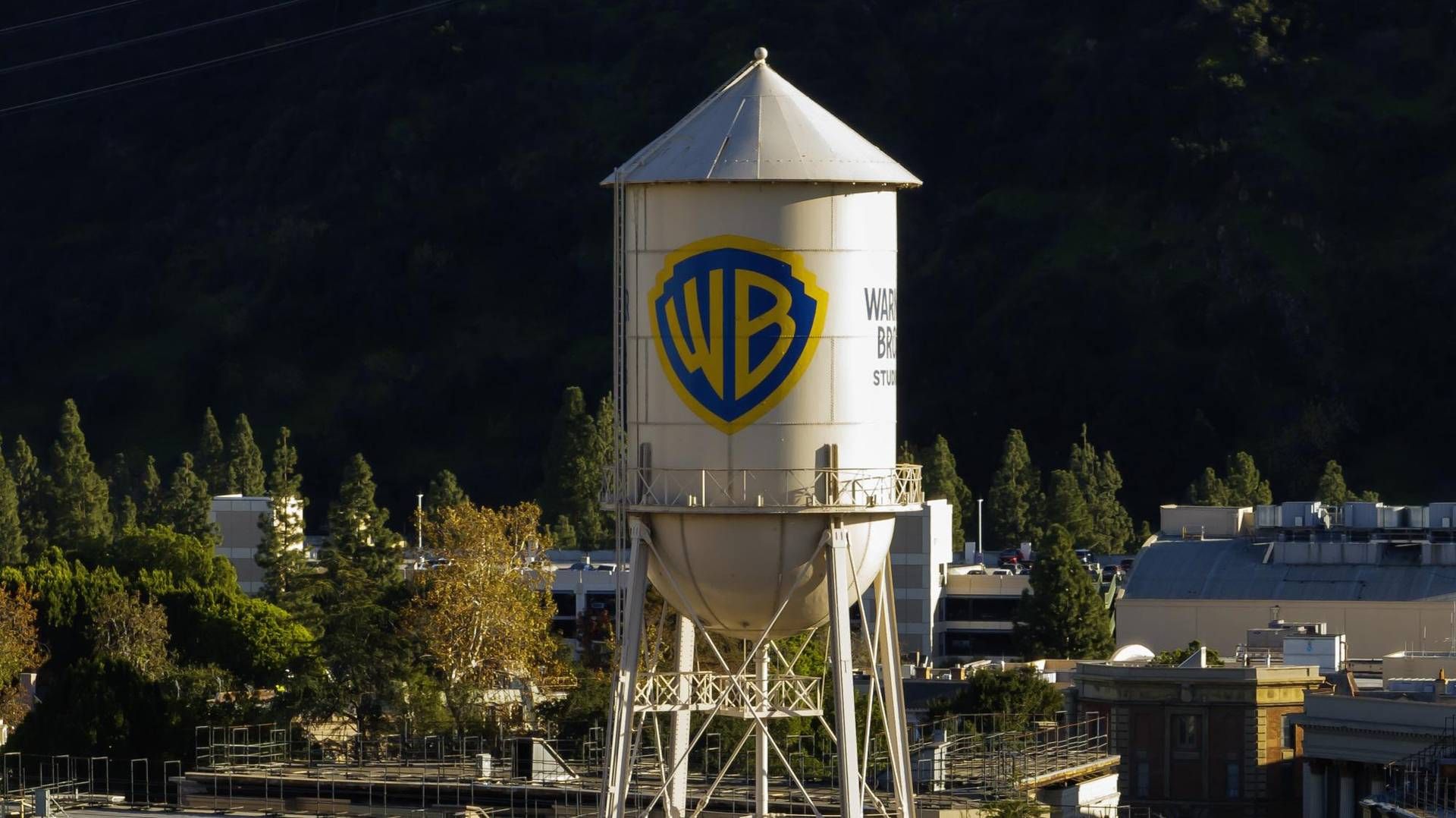Warner Bros ve Paramount, federal yargıç birleşmeyi geçici olarak engelliyor