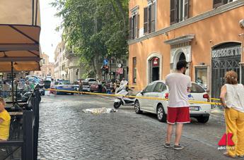 Il corpo dell'attore sulla strada a Trastevere - Adnkronos