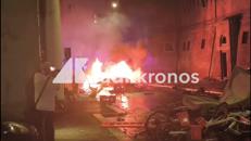 Caso Fakir, guerriglia a Bologna: barricate, lacrimogeni e auto in fiamme - Video