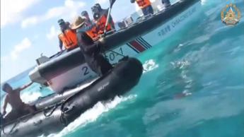 Scontro in mare tra Cina e Filippine, con manganelli e remi nelle acque contese - Video