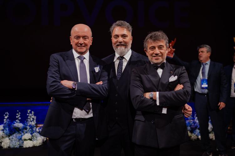 Da sinistra: Gabriele Nannotti (CEO e Founder Voipvoice), Salvatore Russo (Brand Builder) e Simone Terreni (Presidente Voipvoice) sul palco del Teatro La Fenice di Venezia per il lancio del rebranding.