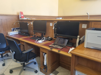 Notebook di un giornalista prende fuoco alla Camera