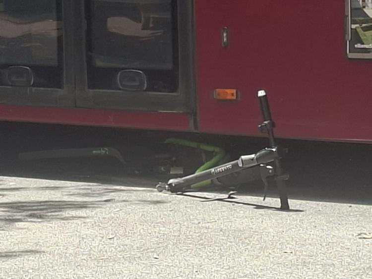 Ostia, col monopattino finisce sotto al bus. Ferito 14enne