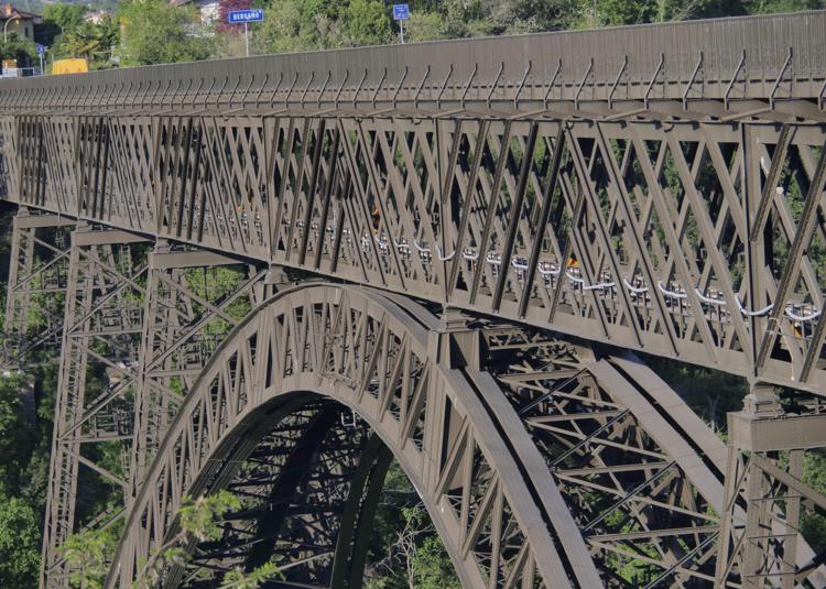 Il ponte San Michele sul fiume Adda, che collega Paderno d'Adda a Calusco d'Adda: con la chiusura del ponte di Brivio i tempi per attraversarlo sono diventati biblici - Fotogramma/Ipa