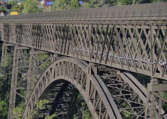 Il ponte San Michele sul fiume Adda, che collega Paderno d'Adda a Calusco d'Adda: con la chiusura del ponte di Brivio i tempi per attraversarlo sono diventati biblici - Fotogramma/Ipa