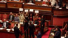Caso Delmastro, protesta dei 5 Stelle al Senato: banchi del governo occupati e cartelli 