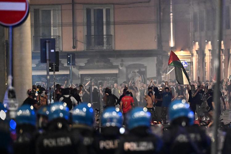 Gli scontri di Bologna - (Fotogramma/Ipa)