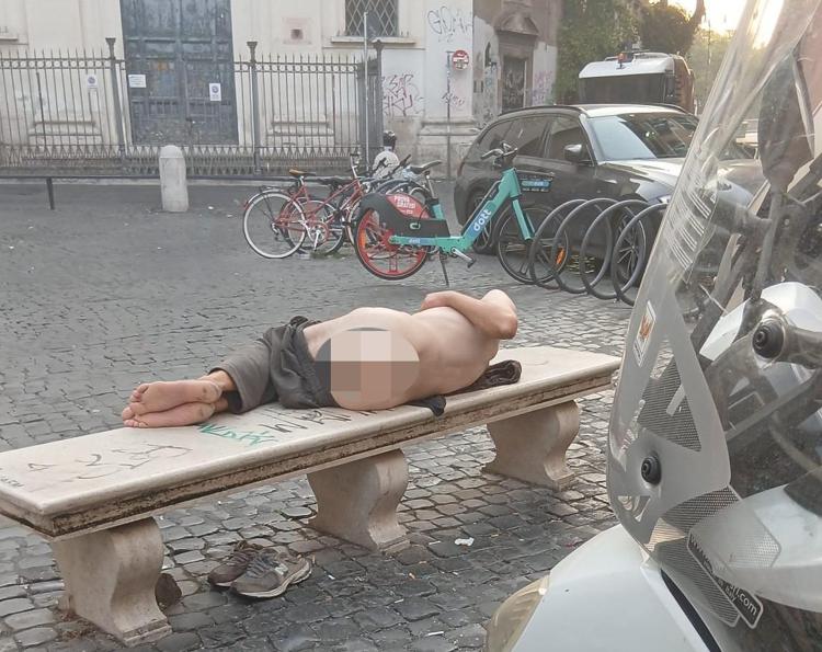 Uomo nudo sulla panchina