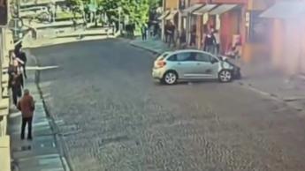 Auto sulla folla a Modena, il video del 16 maggio