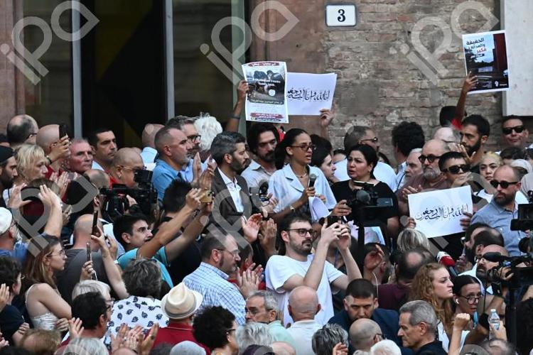 Il presidio convocato da Lepore in piazza Nettuno a Bologna - Ipa/Fotogramma 