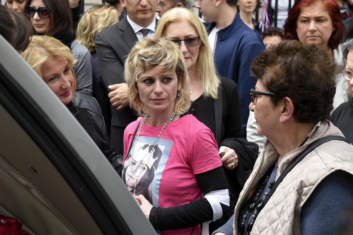 https://www.adnkronos.com/resources/02a7-212c07416d9a-ecb609df5bcd-1000/format/huge/funerali_di_pamela_mastropietro_la_ragazza_uccisa_a_macerata.jpeg