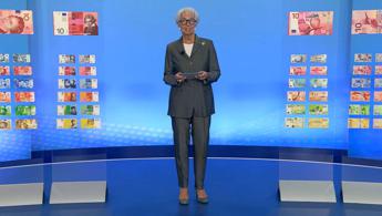 La presidente della Bce Cristine Lagarde presenta i dieci progetti per le nuove banconote euro in una sala di conferenza